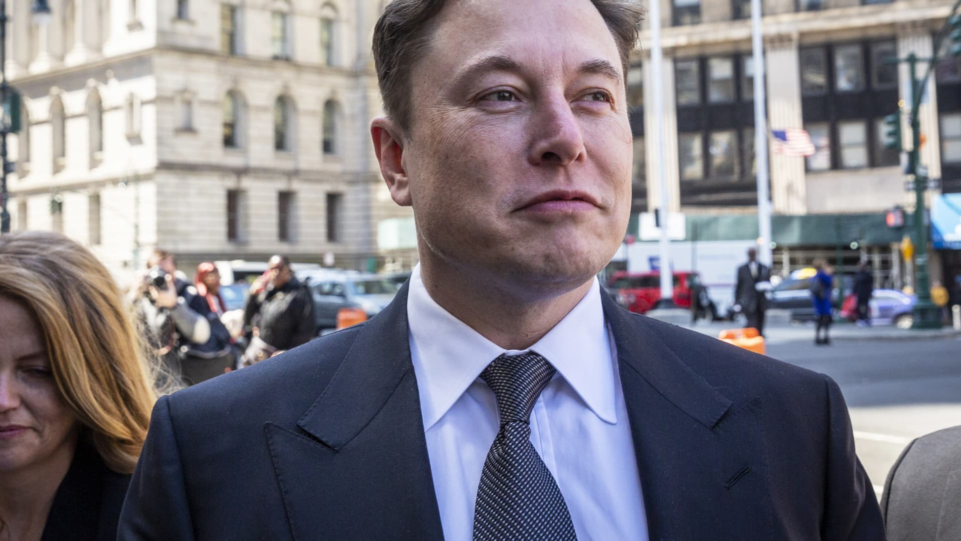 Musk and SEC amend settlement to require lawyer pre-approval of tweets