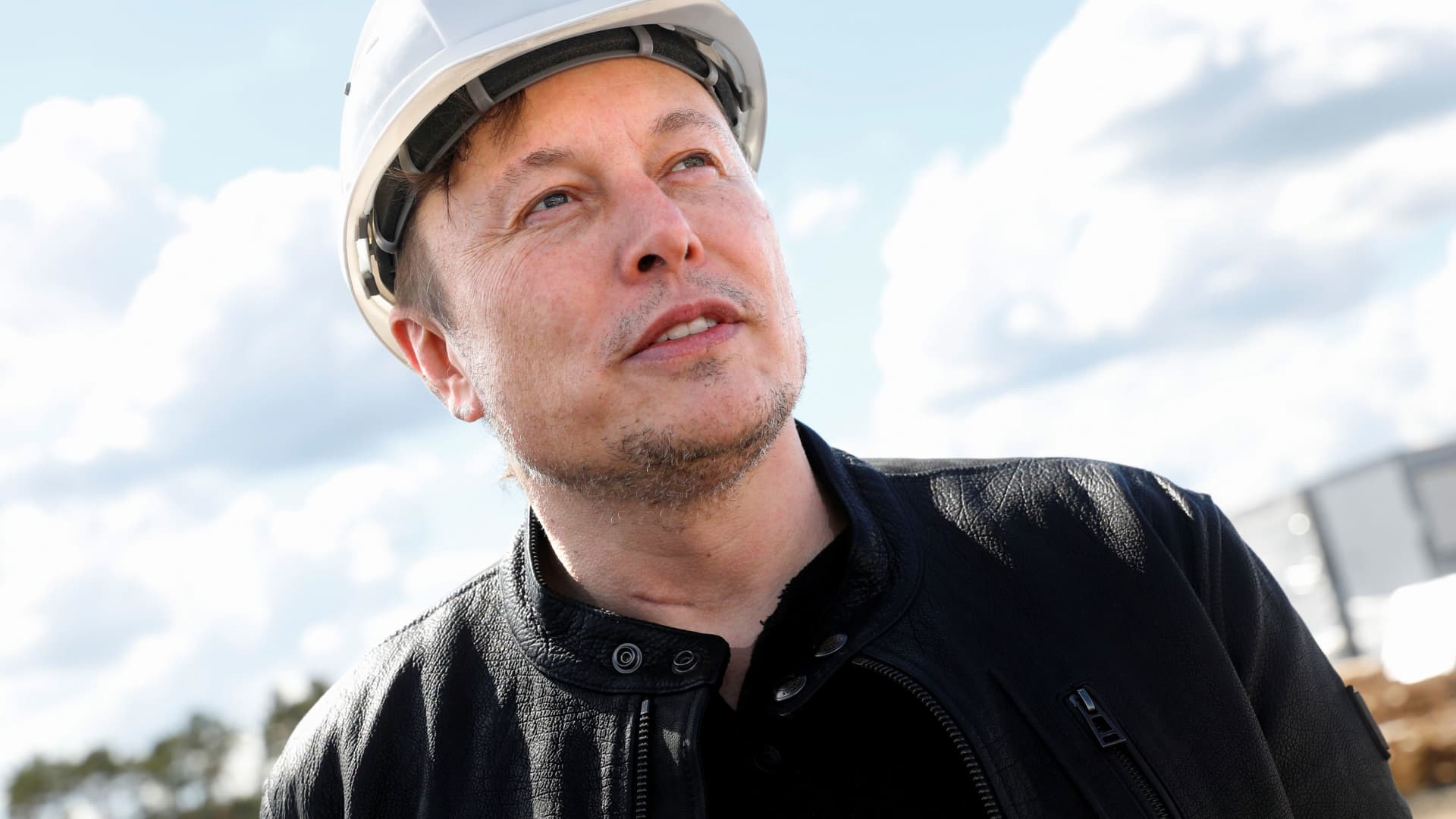 Musk cites 'super bad feeling' on economy, orders 10% Tesla salaried cuts