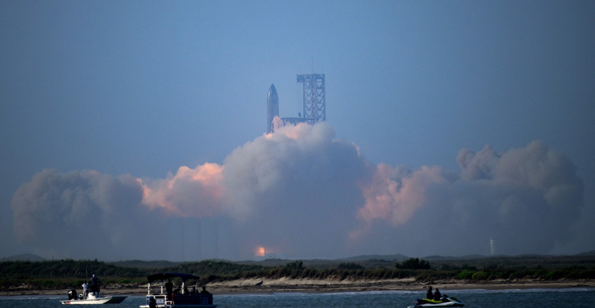First Starship integrated flight explodes, debris scatters