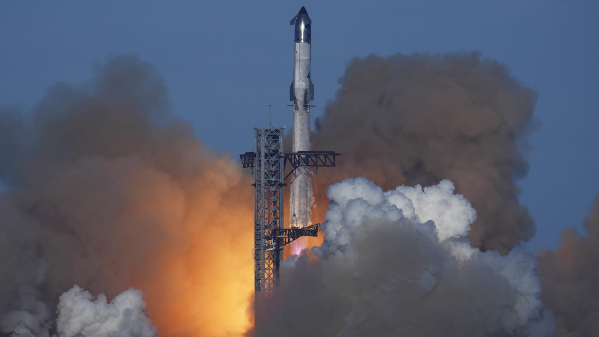 Starship Flight 7 breaks up, debris forces flight diversions